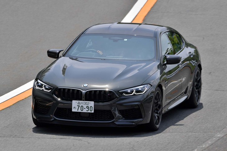 
	【BMW M8グランクーペ コンペティションのスペック】
	ボディーサイズ：全長×全幅×全高＝5105×1945×1420mm／ホイールベース：3025mm／車重：2000kg／駆動方式：4WD／エンジン：4.4リッターV8 DOHC 32バルブ ターボ／トランスミッション：8段AT／最高出力：625PS（460kW）/6000rpm／最大トルク：750N・m（76.5kgf・m）/1800-5860rpm／タイヤ：（前）275/35ZR20 102Y XL／（後）285/35ZR20 104Y XL（ピレリPゼロ）／燃費：8.8km/リッター（WLTCモード）／価格：2408万円
	
	【取材時の燃費データ】
	テスト距離： 218.7km（市街地1：高速道路7：山岳路2）／使用燃料：34.7リッター（ハイオクガソリン）／参考燃費：6.3km/リッター（満タン法）／6.6km/リッター（車載燃費計計測値）
	