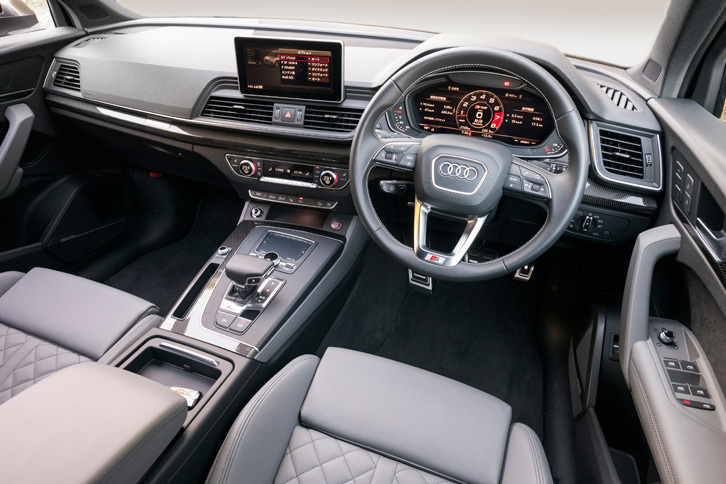 カーボンアトラスのデコラティブパネルや「S」エンブレムを配した3スポークステアリングホイールなど、スポーツマインドを感じさせるインテリア。