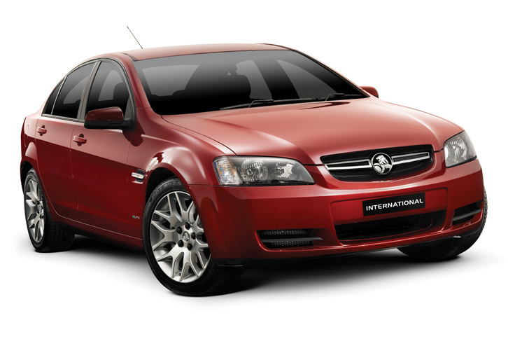 「ホールデン・コモドア」
	ホールデンはGMの子会社としてオーストラリアで自動車生産を行ってきた。「コモドア」は1978年にデビューしたセダン／ワゴンで、映画に登場するのは4代目の現行モデル。ホールデンのオーストラリアでの生産は、2017年末までに終了することが発表されている。