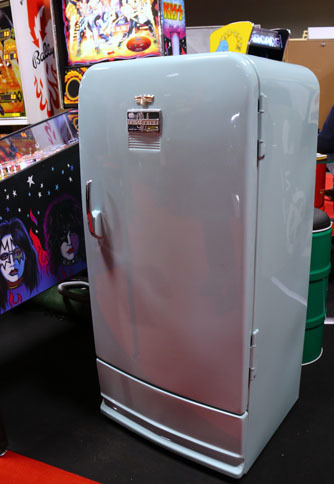 これも珍品、ゼネラルモーターズ製の冷蔵庫。バッジには「MADE ONLY BY GENERAL MOTORS」の文字が。価格は日本円にして約35万7000円。