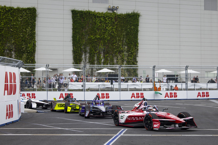 日産フォーミュラEチームのオリバー・ローランド選手（写真先頭）は東京大会までの7戦で3勝、5度も表彰台に立ち、トップの座に君臨。東京大会前に、ポイントランキングで2位以下に圧倒的な差を築いていた。
