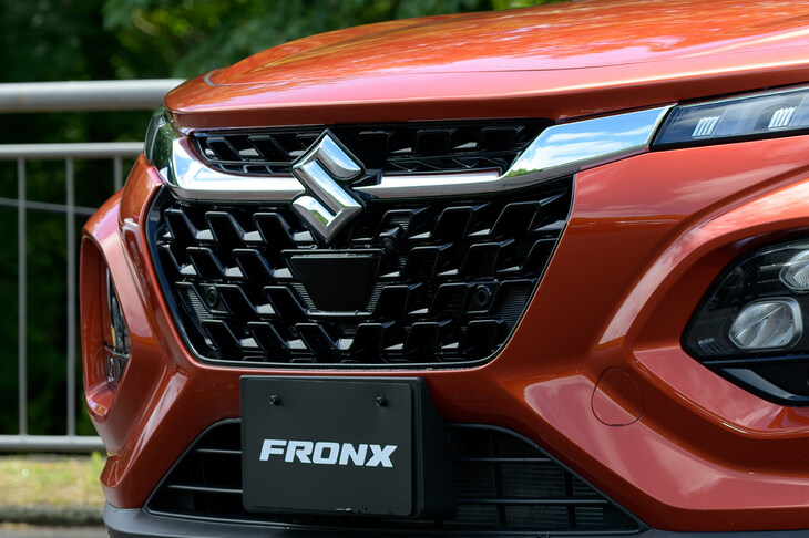 フロントグリルのど真ん中に装備されるミリ波レーダー。日本仕様の「フロンクス」には、レーダーと単眼カメラ、超音波センサーを用いた、スズキ最新の先進運転支援システム「デュアルセンサーブレーキサポートII」が搭載される。