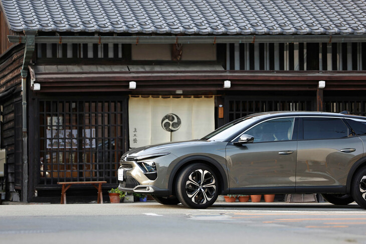飛騨高山の街並みと「シトロエンC5 X」。