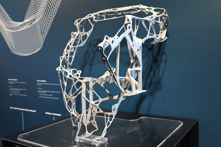 金属3Dプリンティングによる、ラジエーターを支持するパーツ。点数や溶接箇所を減らせるため、軽量化と信頼性向上が図れる。