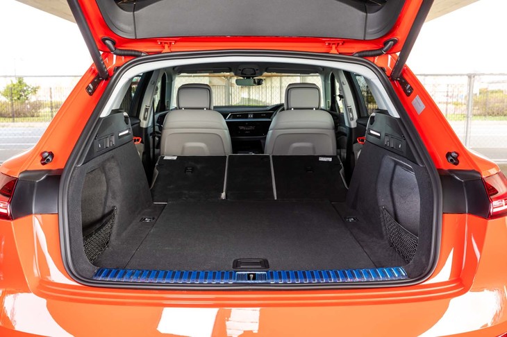 後席の背もたれを倒し、荷室容量を最大化した状態。背もたれのリリーススイッチは荷室の側面にも備わる。