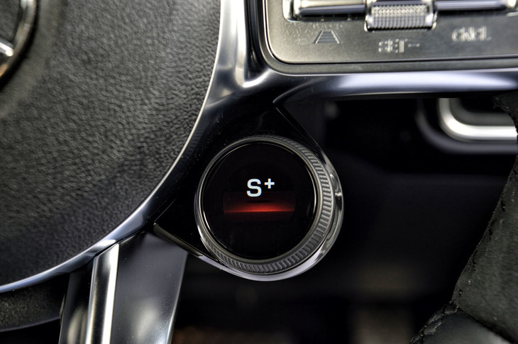 ステアリングホイールには小さなTFT液晶パネルを内蔵する「AMGドライブコントロールスイッチ」が備わり、走行中でも簡単に走行モードを変更できる。