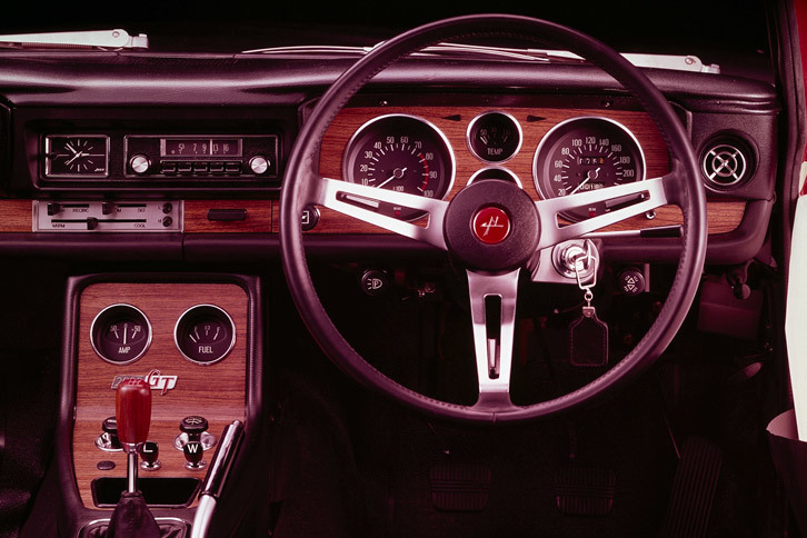 1969年型「スカイライン2000GT-R」のインテリア。走りに関係のない装備はことごとく省かれていた。