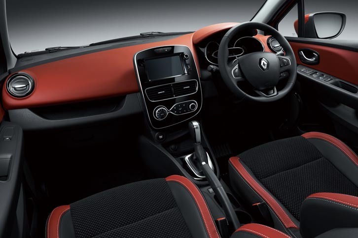 「インテンス」の室内。インテリアカラーで「ルージュ」を選択すると、シートカラーも「ルージュ」となる。