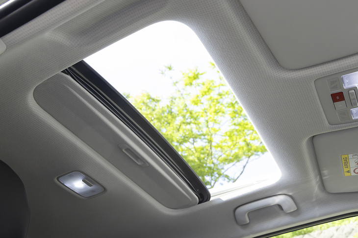 電動スライド式のガラスサンルーフも備わっている。もちろんブランドや車種にもよるが、これだけで15万～20万円くらいの価値がありそうだ。