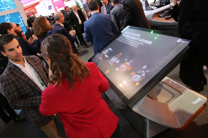 セアトのブースにて。カタルーニャ州政府およびバルセロナ市議会と連携したプロジェクト。都市の渋滞回避や最適な交通手段の選択といった情報の提供サービス実現を目指す。