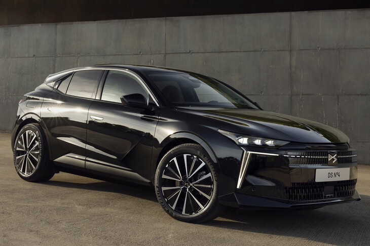 Cセグメントハッチバックの「DS 4」は、2025年5月のマイナーチェンジで「N°4」に車名が変更された。