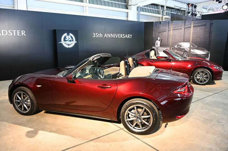 「ロードスター35周年記念車」は、「ソフトトップ」と「RF」の両方に用意される。価格はソフトップが300万円代後半で、RFが400万円代前半になるという。