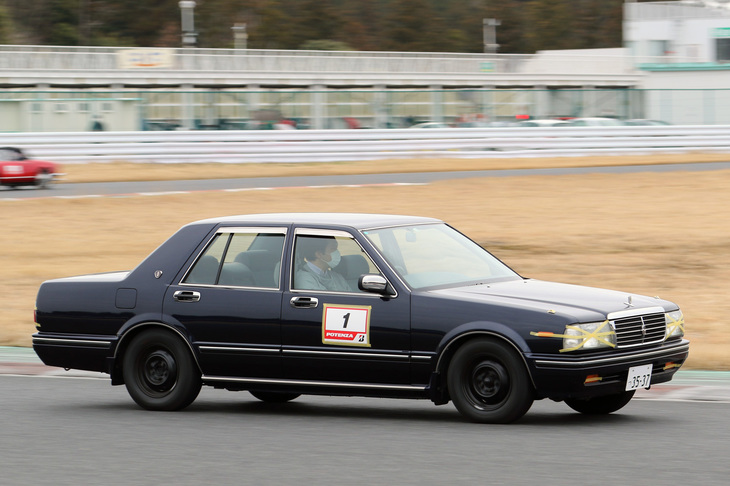 これも初めて見た「日産セドリック セダン」。型式名Y31こと7代目の黒塗りセダンで、ハイヤーっぽいが同乗者はなし。