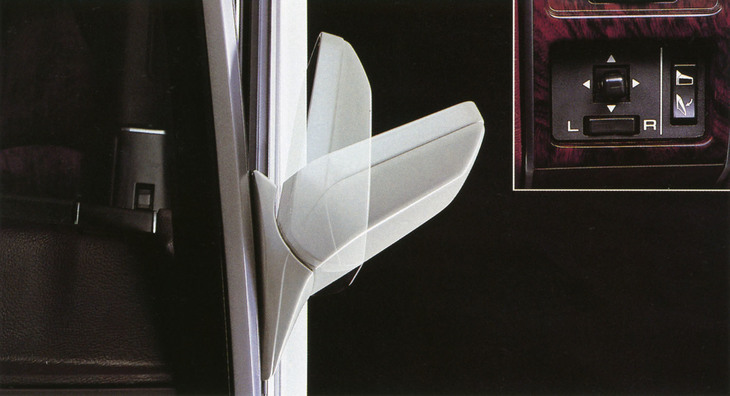 1984年「日産ローレル」に採用された電動格納式ドアミラー。道幅も駐車スペースも狭い日本では重宝することから、たちまち普及した。