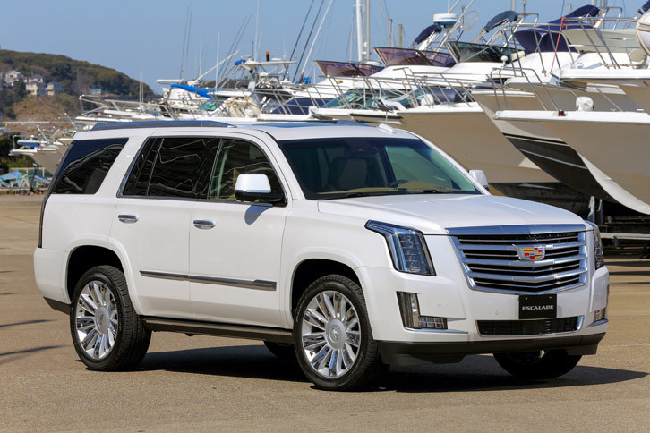 BBCが撮影に使用したのは、デカさが自慢のフルサイズSUV「キャデラック・エスカレード」。そのボディーサイズは実に全長×全幅×全高＝5195×2065×1910ｍｍ！ ……読者諸兄姉の皆さま、日本で売っているアメ車のすべてが、こんな巨体というわけではありませんので、あしからず。