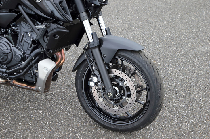 足まわりでは、フロントのブレーキディスクをφ298mmに拡大。これに伴い、フロントフォークのアウターチューブの形状も変更している。