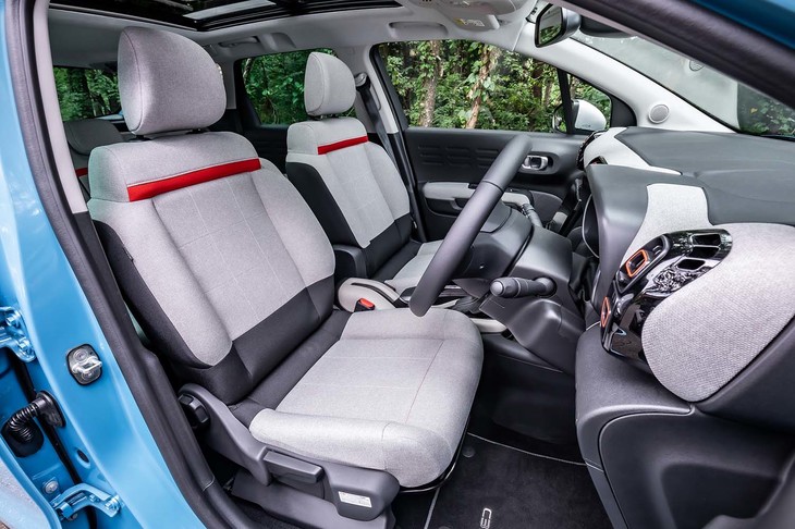 快適な座り心地が特徴のフロントシート。助手席の背もたれは、ワンアクションで前方に倒せる。