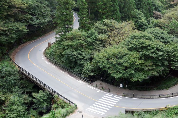 橋の上から来た道を見下ろす。碓氷峠は気持ちいいワインディングロードだが、スピードの出しすぎは厳禁。地元の方や他の観光客に迷惑をかけるべからず。