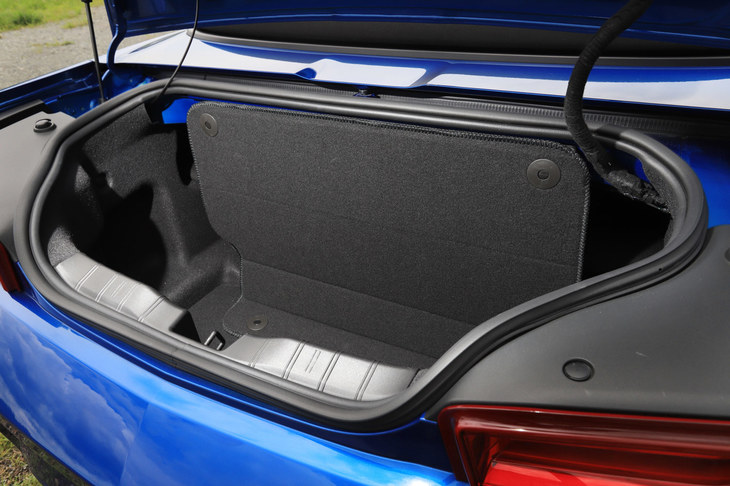 ルーフを開ける際には、写真のようにフロアマットで荷室を仕切らないと、開閉機構が作動しない仕組みとなっている。