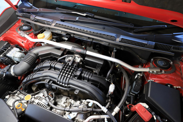 フロント左右のストラットタワーをつなぐフレキシブルタワーバー。アルミ製のタワーバーを中央で分割し、間にリンクボールを挟んでいる。