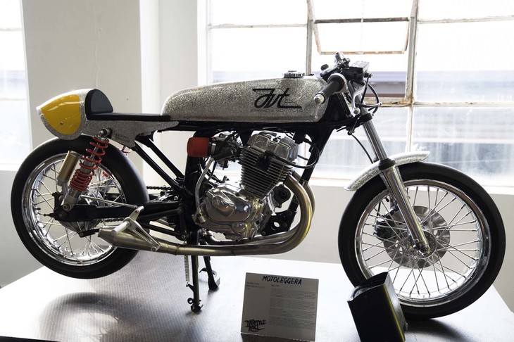 日本では“働くバイク”として知られている「ホンダCD250」だが、オーストラリアではスタンダードバイクとして広く認知されているという。オーナーは安価にサーキット走行を楽しめる車両としてCD250をベースにした。そしてシルバーラメの外装は、1970年代に発売された単気筒エンジンを搭載したドゥカティのスポーツモデルがイメージソースとなったという。