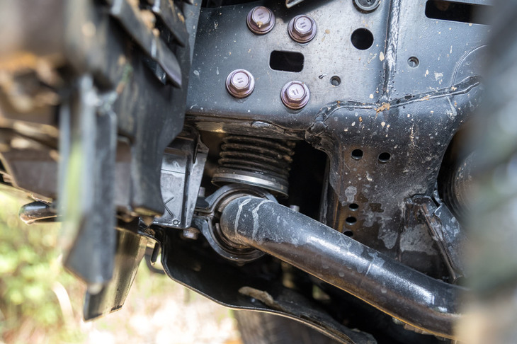 スタビライザーの上に見えるジャバラのブーツに注目。「E-KDSS」の油圧シリンダー（前）はここに備わる。