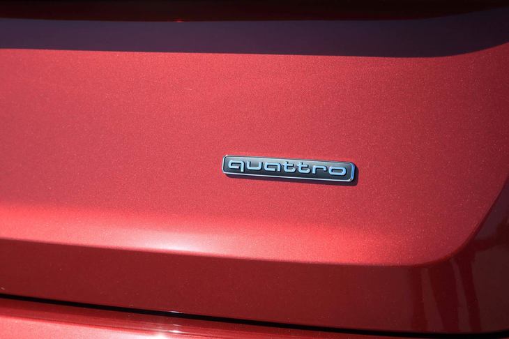 駆動システムはセンターデフ式のフルタイム4WD。前後駆動力配分は40：60が基本で、状況に応じて70：30から15：85まで変化する。