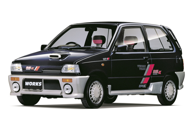 1987年「アルト ワークスRS-X」。これはFF仕様だが、同じくFFの廉価版「RS-S」とフルタイム4WDの「RS-R」があった。RX-XとRS-Rにはダウンフォースを稼ぐというバックドアスポイラーを含むエアロパーツをフル装備して、Cd値＝0.34を達成。黒とピンクでまとめられた室内の配色も強烈だった。