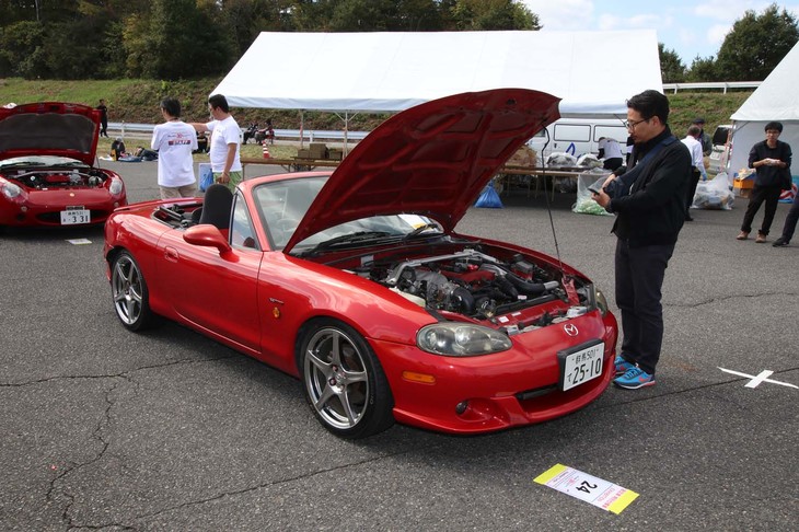 NB型「ターボ」。海外のモアパワー需要を受けて誕生したシリーズ唯一の過給機付きの量産モデル。最高出力172PS／最大トルク209N・mまで性能向上が図られ、同時に各部も強化およびチューニング。350台の限定だった。今でも人気の高い一台だ。