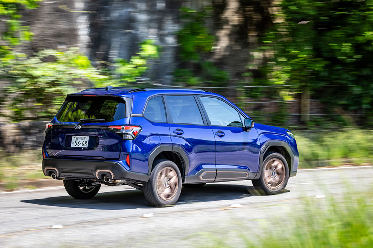勾配のきつい山岳路で加減速を繰り返しつつ走行するというシチュエーションでは、正直もう少しパワーが欲しいと思う瞬間もあるが、高速道路や街乗りでは十分なパフォーマンスを披露。軽快感や実用面、乗り味をバランスさせれば、純エンジン車という選択も一考に値する。