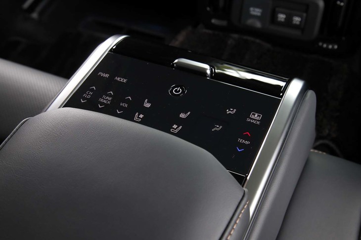 “エグゼクティブパッケージ”の後席用アームレスト。オーディオやエアコンのほか、ベンチレーション、サンシェードなどのスイッチが並ぶ。