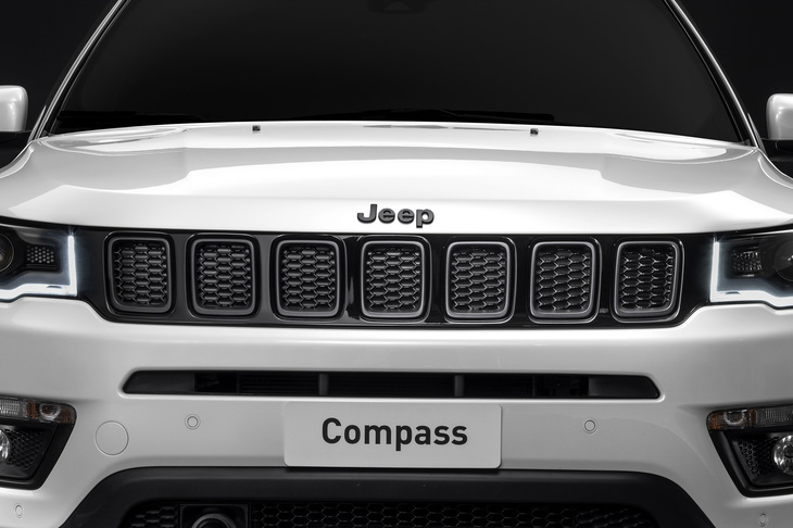 ブラックを基調にダークグレーを部分的にあしらったフロントグリルを採用。ホイールやエンブレムもブラック系カラーで統一されている。