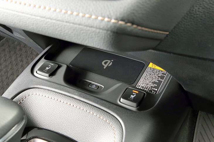 Qi規格のスマートフォンを置くだけで充電できるワイヤレス充電システム（オプション）も用意される。