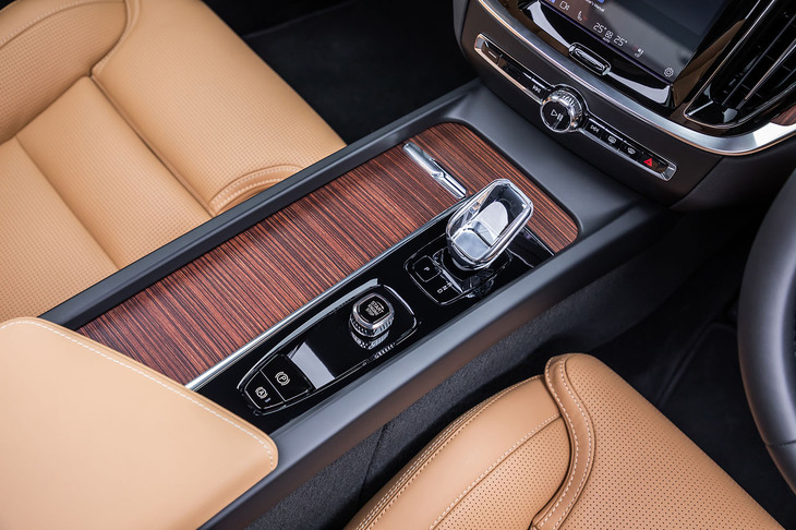 スウェーデンのオレフォス社が手がけるクリスタル製のシフトノブは、「アルティメット」グレードに標準で装備されるアイテム。シャッター式のセンターコンソールカバーはPHEVとは異なり、全体を覆うデザインになっている。
