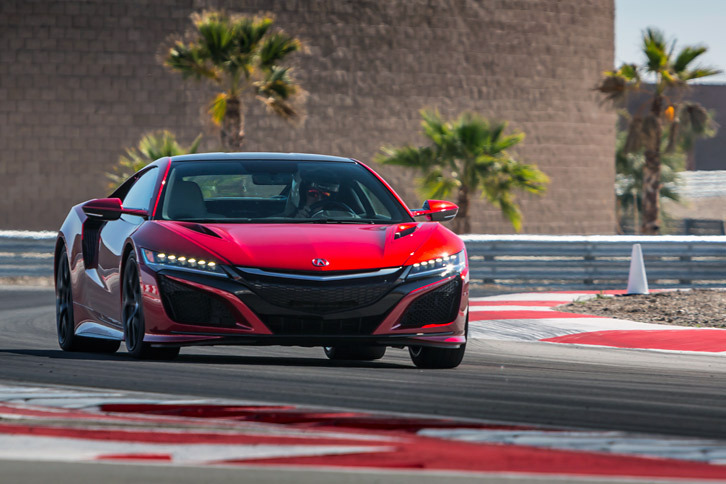 「NSX」には、静止状態からの強力なフル加速を実現するローンチコントロール機能が搭載されている。