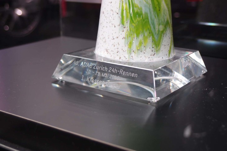 ニュルブルクリンク24時間レース（2018）のSP3Tクラス優勝トロフィー。