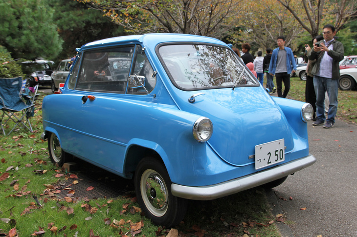 斜め前から見たところ。バブルカーあるいはマイクロカーなどと呼ばれる超小型車の世界では高名な、BMWでもライセンス生産された「イセッタ」や、「ハインケル」のように、ボディー前面が横開きドアになっていることがわかる。ボディーサイズは全長×全幅＝全高＝2890×1410×1400mmで、ホイールベースは1825mm。車重は425kg。