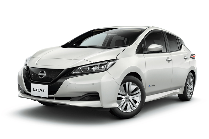 今、日本で購入できる乗用EVのなかでは、もっとも手ごろな価格の「日産リーフS」。バッテリー容量は40kWhで、一充電走行可能距離は322km（WLTCモード）。価格は332万6400円である。