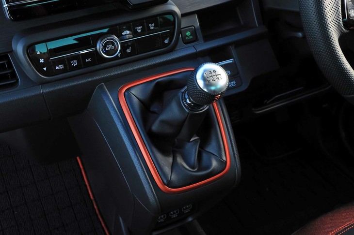 6段MTは1～5速をクロースにしたセッティング。2速で30～60km/hまでをカバーできるようにすることで、ワインディングロードなどで楽しめるようにしている。