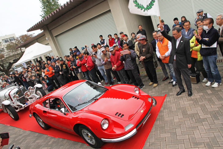 約70台が参加したラリーは、午前10時に1968年「ディーノ206GT」を先頭にスタート。スターターは桐生市長の亀山豊文氏。