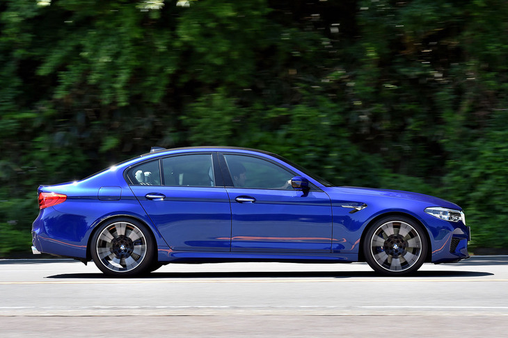 BMW M5
	ボディーサイズ：全長×全幅×全高＝4965×1905×1480mm／ホイールベース：2980mm／車重：1950kg／駆動方式：4WD／エンジン：4.4リッターV8 DOHC 32バルブ ツインターボ／トランスミッション：8段AT／最高出力：600ps（411kW）/6000rpm／最大トルク：750Nm（76.5kgm）/1800-5600rpm／タイヤ：（前）275/35ZR20／（後）285/35ZR20（ピレリPゼロ）／価格：1703万円