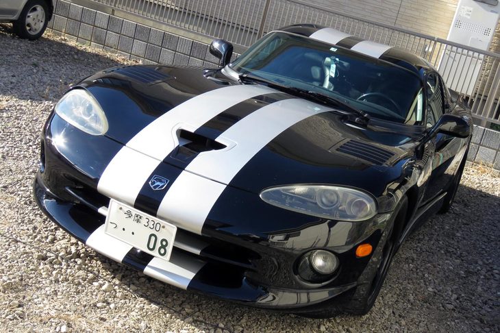 2019年5月4日現在、わが「バイパー」はウィンドウモールディングの脱落により入院中。ついでに、電気の通っていないシガーソケットや、依然としてガス漏れするエアコンも診てもらっているところである。