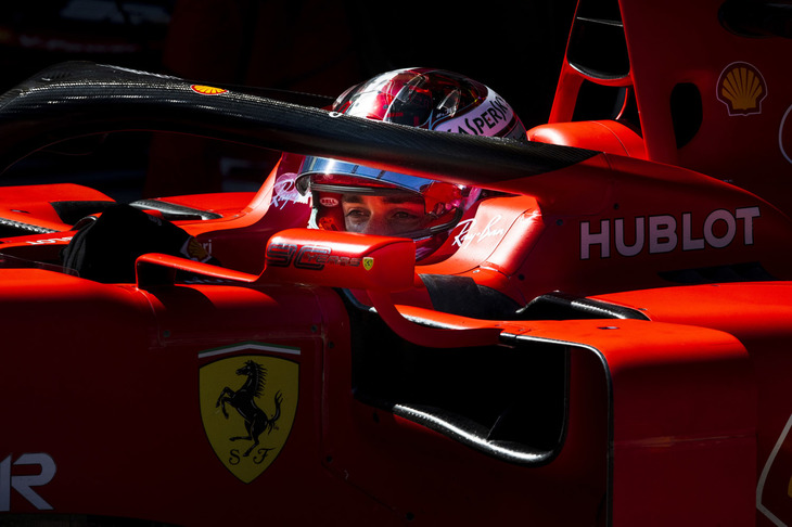 パワーユニット全開率65%といわれるレッドブル・リンクに、強心臓のフェラーリがジャストフィット。中でもけん引役を務めたのがルクレール（写真）だった。もともとレッドブル・リンクを得意としており、2016年にジュニアカテゴリーのGP3で予選1位、翌年のF2レースでも同1位という戦績を残していた21歳のモナコ人ドライバーは、2回のフリー走行でトップ、予選でも自身2度目のポールポジション奪取に成功。レースではスタートからトップを守り、あと一歩のところで初優勝に手が届きそうだったが、フェルスタッペンの奇襲にあい、惜しくも2位。フェラーリは、2003年ミハエル・シューマッハー以来となるオーストリアでの勝利を逃した。（Photo=Ferrari）