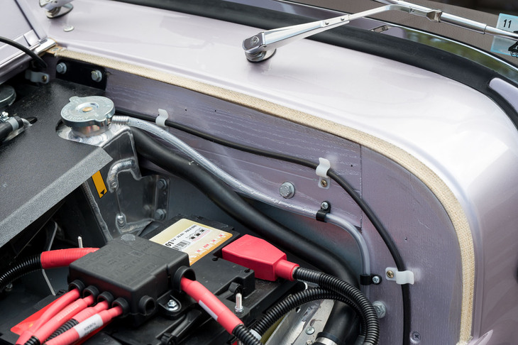 モーガンといえば、長きにわたりボディーフレームに木材を用いてきたことでも知られるメーカーだ。最新の「CXVアーキテクチャー」でも、探せばボディーの一部にアッシュ材を見つけられる。