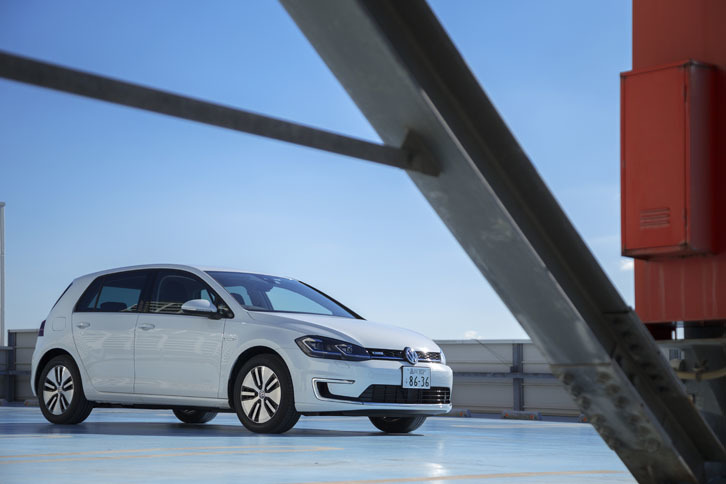 容量35.8kWhの駆動用バッテリーはフロア下に搭載される。JC08モードでの一充電最大走行可能距離は301km、今回のテストでは車載計の表示で240kmほどだった。