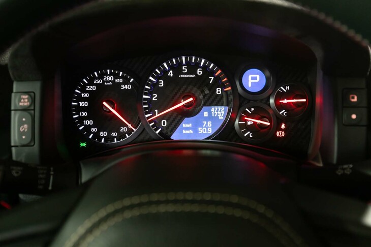 センターにタコメーターがレイアウトされたメーターパネル。マルチインフォメーションディスプレイの表示が時代を感じさせる。