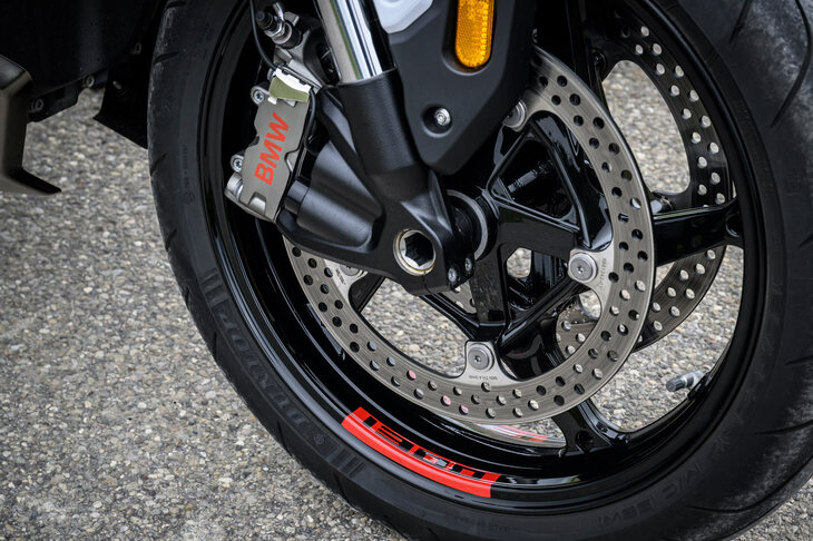 ブレーキは前がφ310mmのダブルディスクと4ピストンラジアルマウントキャリパー、後ろがφ285mmのディスクと2ピストンキャリパーの組み合わせ。タイヤサイズは前が120/70ZR17、後ろが190/55ZR 17で、試乗車はダンロップのスポーツタイヤ「スポーツスマートMk3」を装着していた。