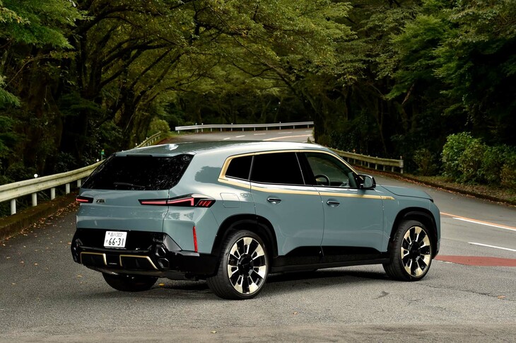 【BMW XMのスペック】
	ボディーサイズ：全長×全幅×全高＝5110×2005×1755mm／ホイールベース：3105mm／車重：2710kg／駆動方式：4WD／エンジン：4.4リッターV8 DOHC 32バルブ ターボ／モーター：交流同期電動機／エンジン最高出力：489PS（360kW）/6000rpm／エンジン最大トルク：650N・m（66.3kgf・m）/1600-5000pm／モーター最高出力：197PS（145kW）/6000rpm／モーター最大トルク：280N・m（28.6kgf・m）/1000-5000rpm／システム最高出力：653PS（480N・m）／システム最大トルク：800N・m（81.6kgf・m）／タイヤ：（前）HL275/35R23 108Y／（後）HL315/30R23 111Y（ピレリPゼロ）／ハイブリッド燃料消費率：8.5km/リッター（WLTCモード）／EV走行換算距離：102.6km（WLTCモード）／充電電力使用時走行距離：107km（WLTCモード）／交流電力量消費率：327Wh/km（WLTCモード）／価格：2130万円
	
	【取材時の燃費データ】
	テスト距離：265.3km（市街地2：高速道路5：山岳路3）／使用燃料：34.8リッター（ハイオクガソリン）／参考燃費：7.6km/リッター（満タン法）／8.2km/リッター（車載燃費計計測値）