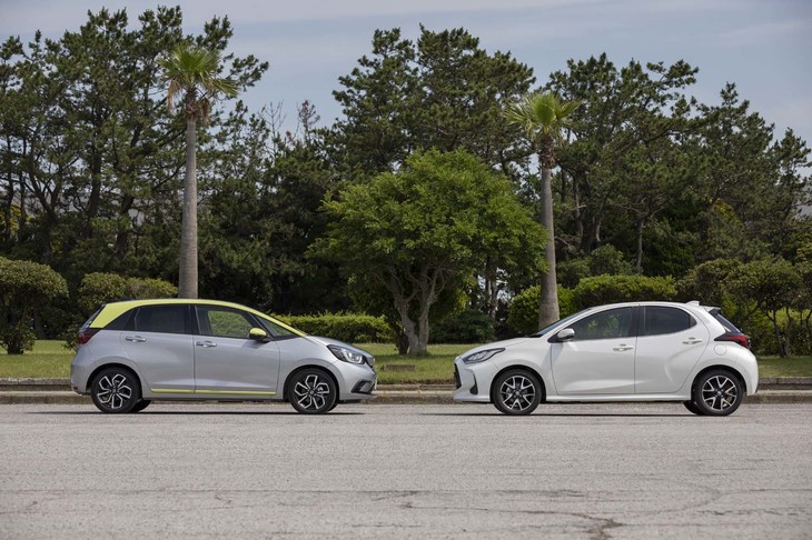 今回は、売れ筋のコンパクトカー「ホンダ・フィット」（写真左）と「トヨタ・ヤリス」（同右）のハイブリッド車に試乗した。駆動方式はともにFF。