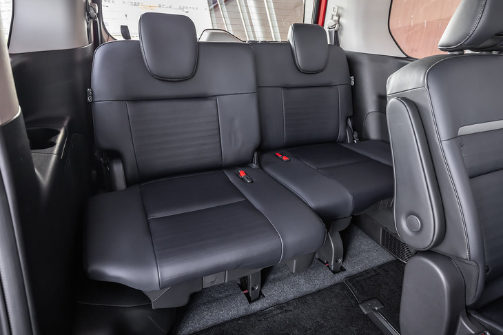 3列目シートにも前後スライド機構が備わるのは、新型「セレナ」の特徴のひとつ。3列目シート後端からバックドアまでの荷室長は342～462mmで、クラストップとうたわれる。